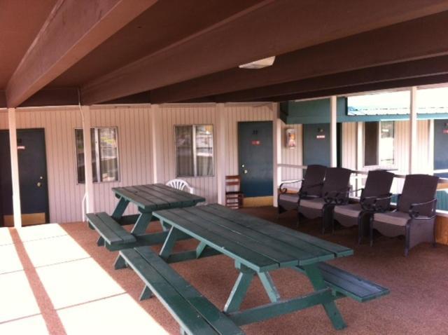 Silver Spur Motel Lander Exterior photo